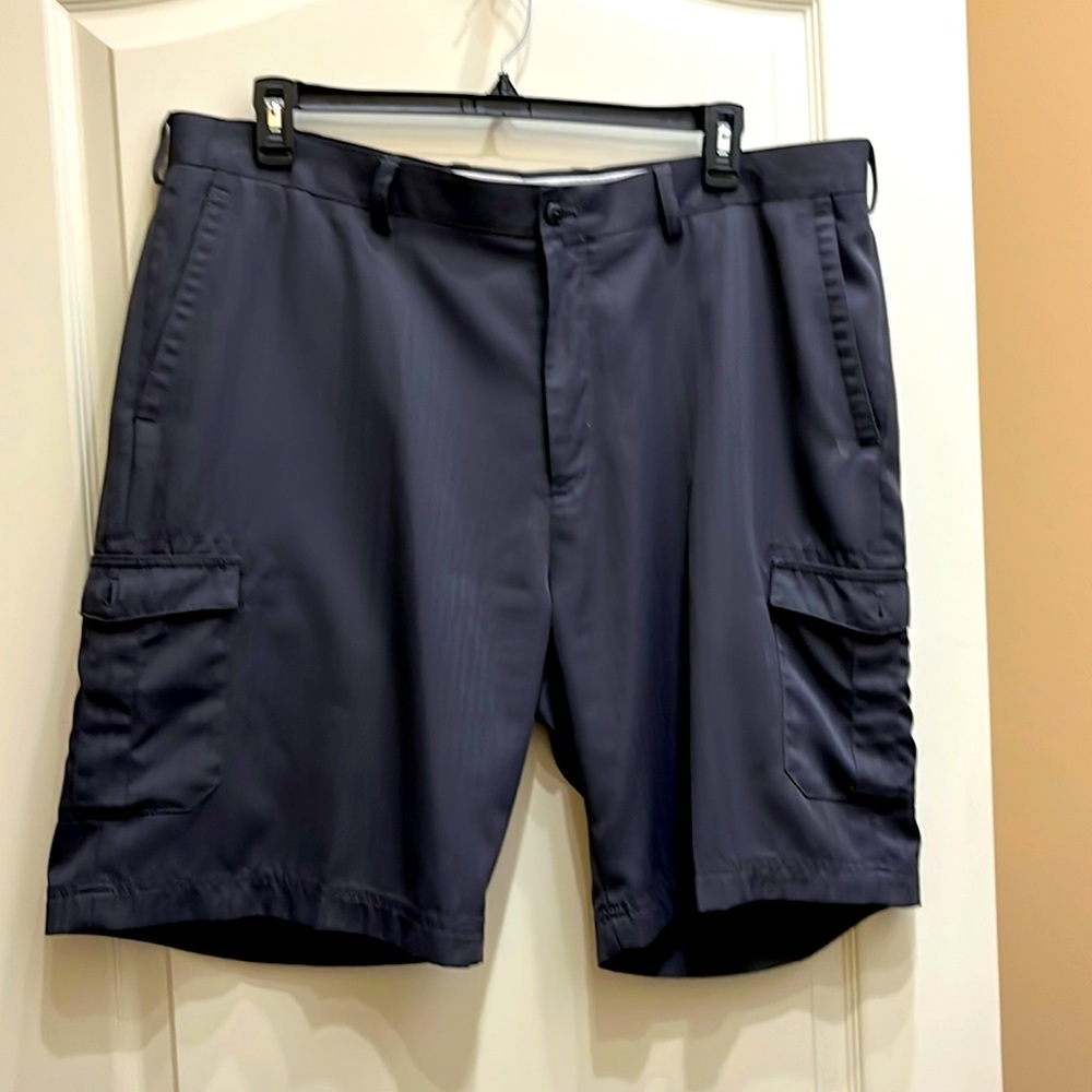 Island Republic men’s short size 42. Gray with stripe pattern in material. 2XL